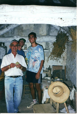 En la casita de aperos
Juan Villarreal enseñando a los nietos, la casita de aperos que estaba en el huerto
