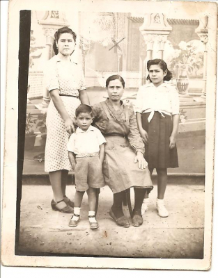 María Jesús Huete con sus dos hijos y una amiga.
Es mi abuela María Jesús, mi madre que es la niña Silvia Rodelgo y mi tío Paco Rodelgo, la otra persona no sé quién es, si alguien lo sabe que ponga un comentario.
