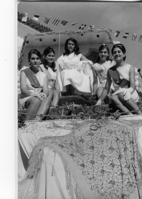 Reina y damas. Año 1969
Vicenta, Tomasa, Ino, Juli  y Marina en la carroza durante el desfile
