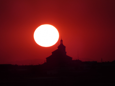 Foto puesta de Sol sobre iglesia de la Guardia en taller fotografia Juan Luis Redajo
