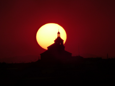 Foto puesta de Sol sobre iglesia de la Guardia en taller fotografia Juan Luis Redajo
