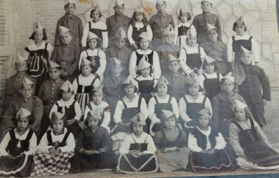 Año 1935
Fernanda Dones Guzmán con otros niños en Toledo que fueron hacer teatro
Keywords: teatro 1935