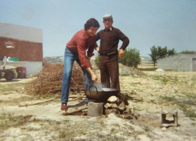 Año 1977
Jesús Linares y su yerno kiko día de guiso en el campo
