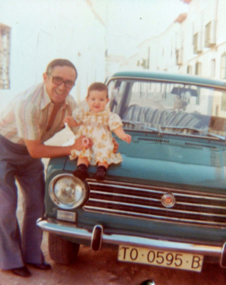 1976
Jesús linares con su nieta maría, el coche salió en la concentración de hace poco, el coche es ahora de Carlos foto de 1976

