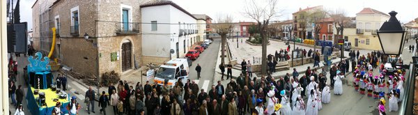 Foto panorámica de 180º del Carnaval 2011 a su paso por la glorieta en el formato de visualización interactivo con controles (II)
