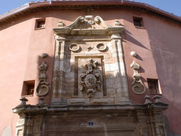 Detalle de la fachada de la Casa de los Jaenes en el formato de visualización interactivo con controles
Usa los controles, sobre todo el botón + para hacer zoom y apreciar los detalles sobre todo del escudo
