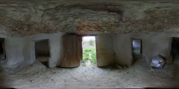 Visión total del interior de una de las cuevas del Arrabal en el formato de visualización interactivo con controles
