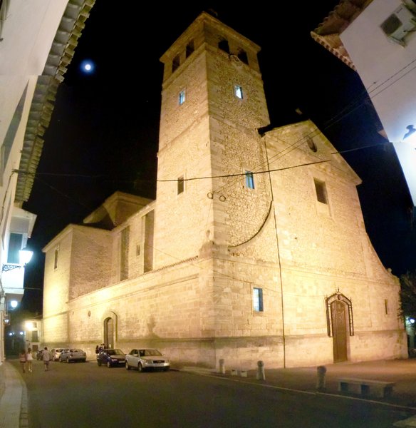 La iglesia de noche en el formato de visualización interactivo con controles
Pulsa - para ver a la iglesia en su totalidad
Pulsa + para hacer zoom a detalles de la imágen
Pulsa flecha arriba, abajo, derecha e izquierda para moverte por la foto
