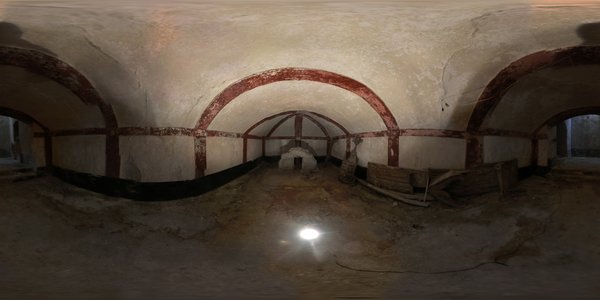 Visión total de la sinagoga de la Ermita de Jesús en el sistema de visualización interactivo con controles
